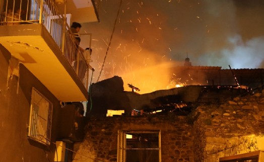 İzmir'de 2 katlı evde çıkan yangın, bitişikteki evlere sıçramadan söndürüldü