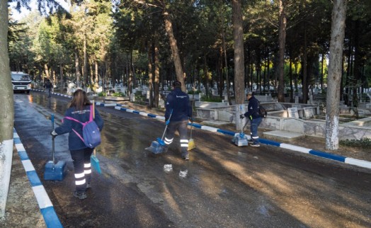 İzmir'de mezarlıklar Ramazan Bayramı'na hazırlanıyor