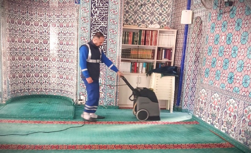 İzmir’in camilerinde bayram temizliği