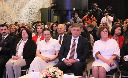 Kadın Zirvesi'nde Tugay'dan çarpıcı mesaj: Bu zulüm bitmeli!