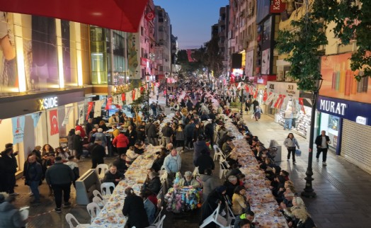 Karşıyaka Çarşı'ya dev sofra: 5 bin kişi iftarda buluştu!