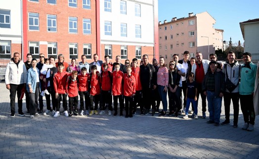 Katar'da mahsur kalan Kuşadalı sporcuları aileler gözyaşlarıyla karşıladı