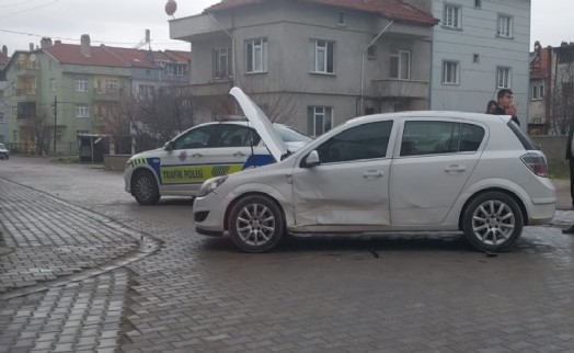 Kavşakta feci çarpışma: 1'i çocuk 3 yaralı!