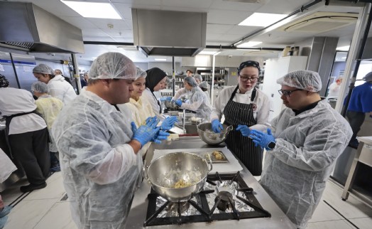 Konak'ın temiz kalpli şeflerinden down sendromuna ‘tatlı' farkındalık