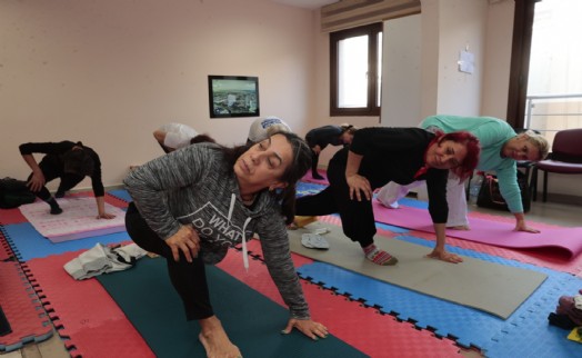 Konak'tan İleri Yaş'a sağlıklı mola: Yoga kursuyla zinde kalıyorlar