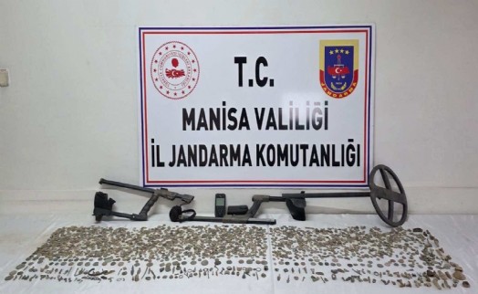 Manisa'da çok sayıda tarihi obje ve sikke ele geçirildi