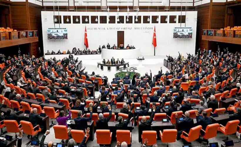 Meclis’te AK Parti sıralarına ‘gürültü’ uyarısı: ‘Kendi aranızda konuşmak istiyorsanız dışarıya çıkın’