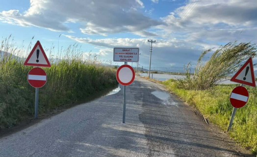 Menderes taştı, yol ulaşıma kapandı