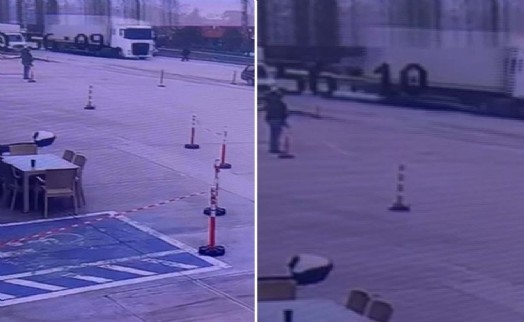 Minibüsün çarptığı yaya metrelerce savruldu: O anlar kamerada!