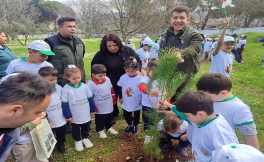 Muğla'da öğrencilerden fidan dikimi