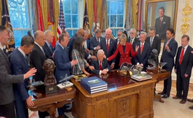 Oval Ofis'te dua seansı! Trump’ı çembere alıp ayin yaptılar