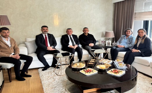 Özgür Özel'den İzmir'de bayram ziyaretleri