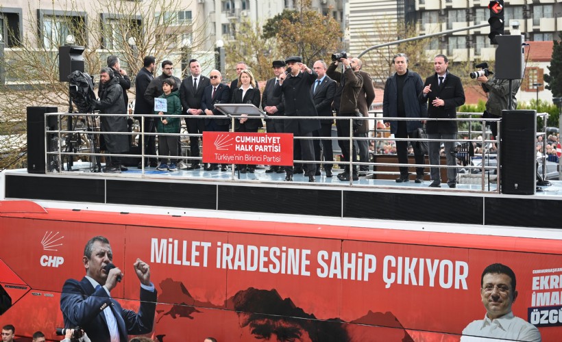 Özgür Özel'den Kuşadası Mitinginde hodri meydan: 'Adayın Özlem’i çıkar karşımıza, koyalım sandığı ortaya, kararı Aydın versin!'