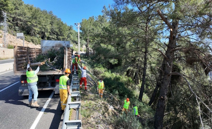 Sakar Geçidi'nde sezon öncesi yol ve kenar temizliği