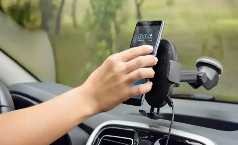 Şimdi de araçlarda ön cama telefon tutucu yasağı! Cezası ağır olacak...