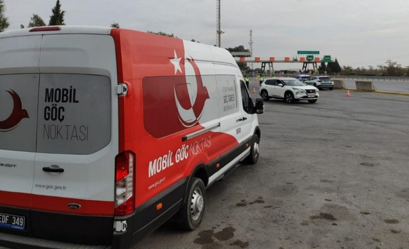 Şüphe üzerine durdurulan araçta 12 düzensiz göçmen yakalandı