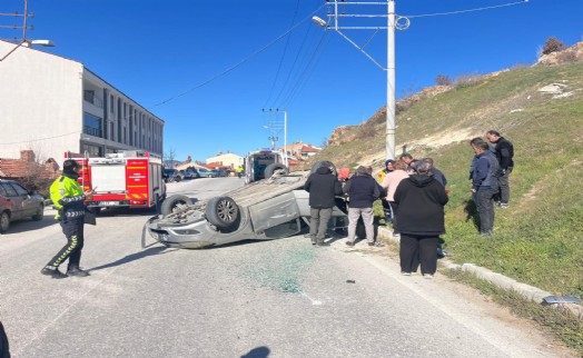 Takla atan otomobilin sürücüsü ucuz kurtuldu