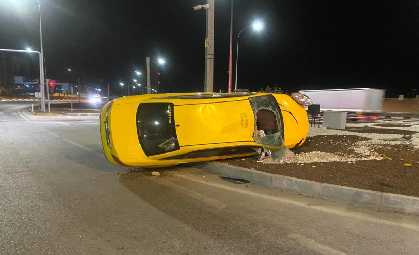 Takla atan taksi direğe çarptı