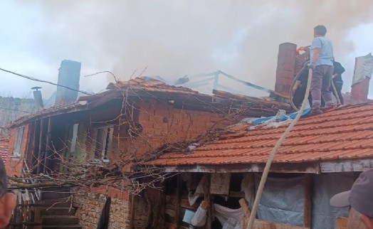 Tavşanlı'da 2 katlı ahşap ev yandı