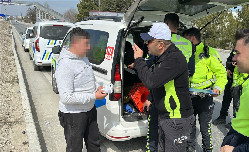 Tehlikeli kaçış pahalıya patladı: Ehliyetsiz sürücüye 399 bin lira ceza!