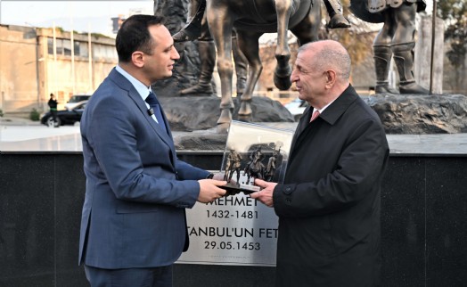 Ümit Özdağ'dan Abide-i Hürriyet Meydanı'na övgü!