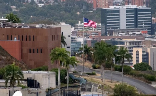 Venezuela'da 7 yıl sonra ABD bayrağı göndere çekildi