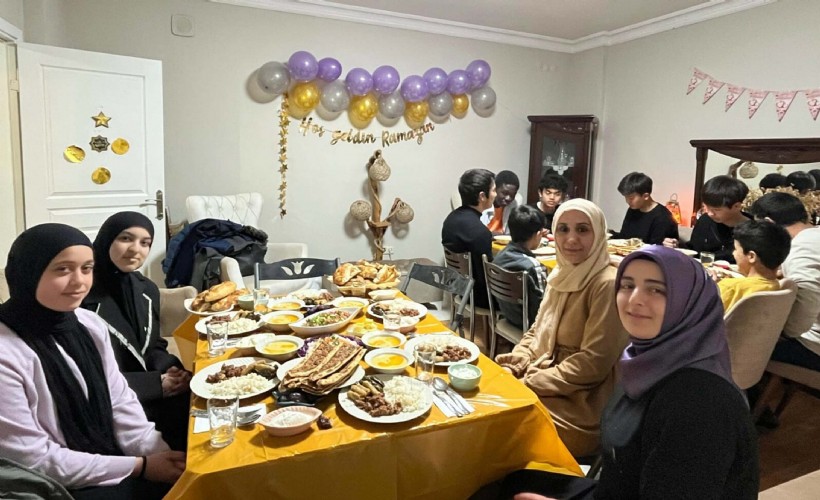 Yabancı öğrenciler, iftar sofralarında Türk ailelerin misafiri oldu
