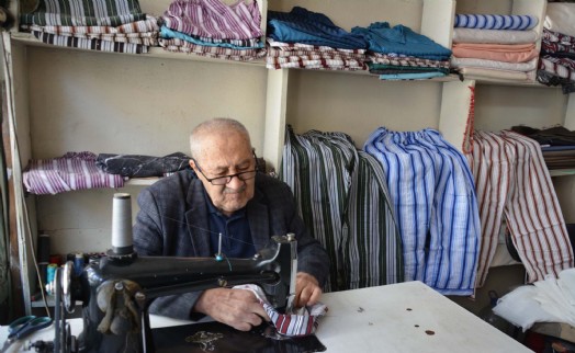 Yaşar Usta 60 yıldır çizgili pijama dikiyor