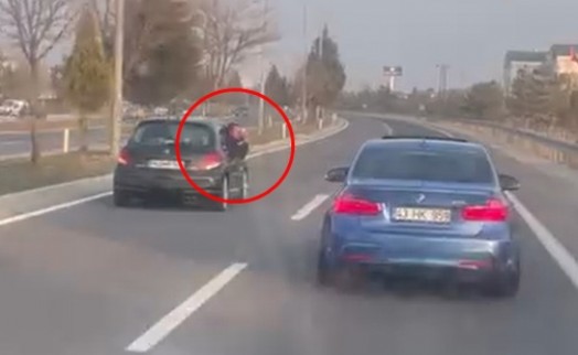 Yolda video çektiler, ceza yediler!