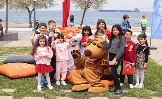 23 Nisan coşkusu Konak'tan yayıldı: Çocuk Şenliği'ne yoğun ilgi