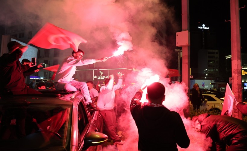 A Milli Takım'ın Dünya Kupası’na katılması İzmir'de kutlandı