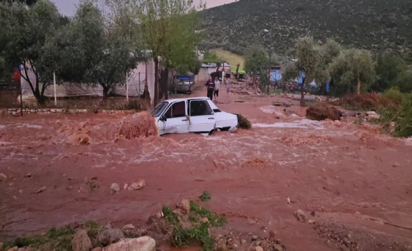 Adana'da sel felaketi: Akıntıya kapılan 22 yaşındaki genç kayboldu