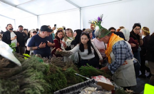 Alaçatı Ot Festivali'nde yoğun cumartesi: Söyleşiler, gastronomi ve büyük ilgi