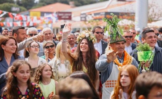 Alaçatı Ot Festivali’nin görkemli korteji ve 23 Nisan gururu bir arada