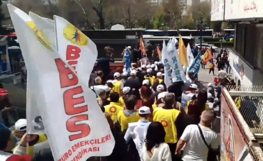 Ankara'da öğretmenler barikatı aştı: MEB önüne yürüdüler