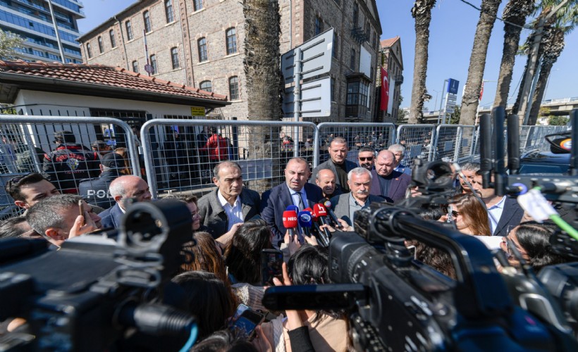 Arslan'dan Meslek Fabrikası önünde AK Partili siyasetçilere çağrı: Burada ne yapmak istiyorsanız gidin Elektrik Fabrikası'nda yapın
