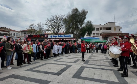 Atatürk'ün Foça'ya gelişinin 92. yılı yürüyüş ve törenle kutlandı