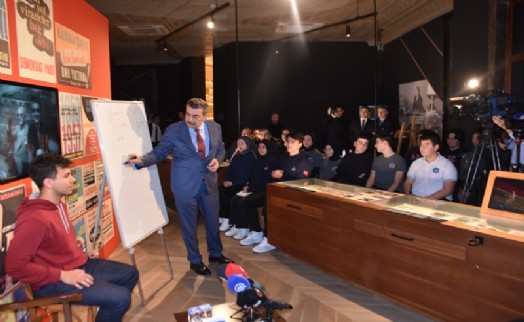 Bakan Tekin, lise öğrencilerine ‘Demokrasi ve İnsan' dersi verdi