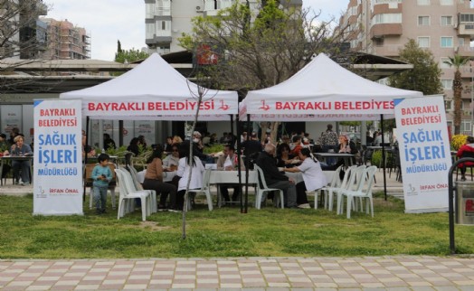 Bayraklı'da Sağlık Haftası'nda sağlık hizmeti vatandaşla buluştu