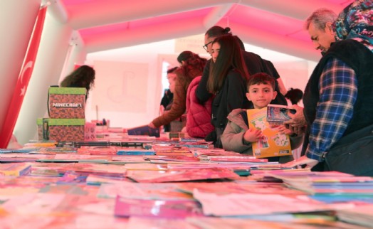 Bayraklı'da çocuk kitap şenliği yoğun ilgi gördü