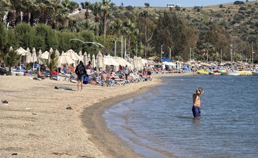 Bodrum'da sıcak havayı fırsat bilenler sahilleri doldurdu