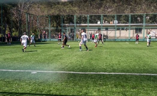 Bornova Belediyesi'nde dostluk sahaya taşındı