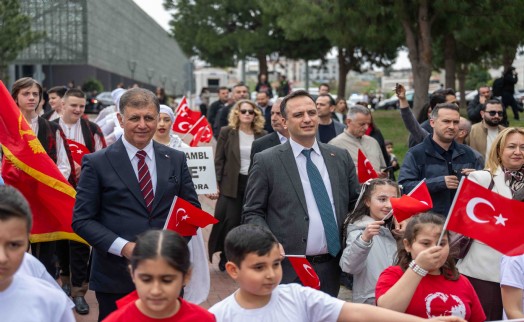 Bornova'da gökyüzü çocukların: 23 Nisan coşkusu İzmir'i tek yürek yaptı