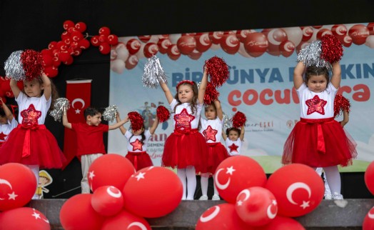 Bornova'da miniklerin 23 Nisan coşkusu sahneye taştı