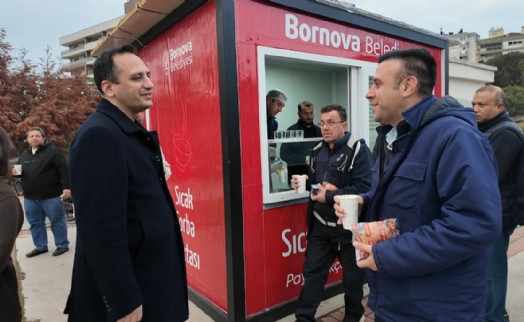 Bornova'da sıcak dayanışma büyüyor; Çorba ikramı Manisa yoluna ulaştı