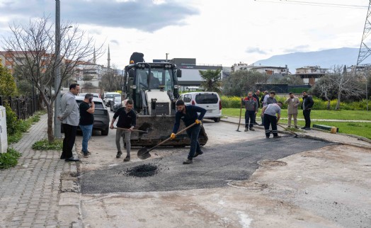 Bornova'da yol seferberliği: 90 günde 722 çukura müdahale