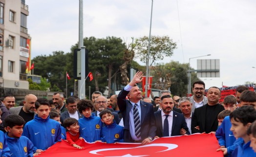 Buca'da 23 Nisan coşkusu: Çocuklar doyasıya eğlendi