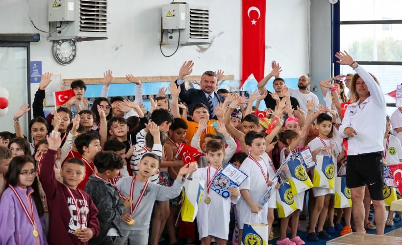 Buca’da 23 Nisan coşkusu havuza taşındı