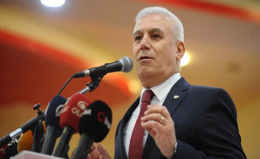 Bursa'da geçici başkanvekilinin ilk işi Mustafa Bozbey'in pankartlarını indirmek oldu!