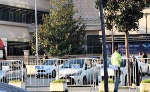 Bursa'da seçim öncesi belediye önüne barikat yığıldı! CHP'den çağrı geldi